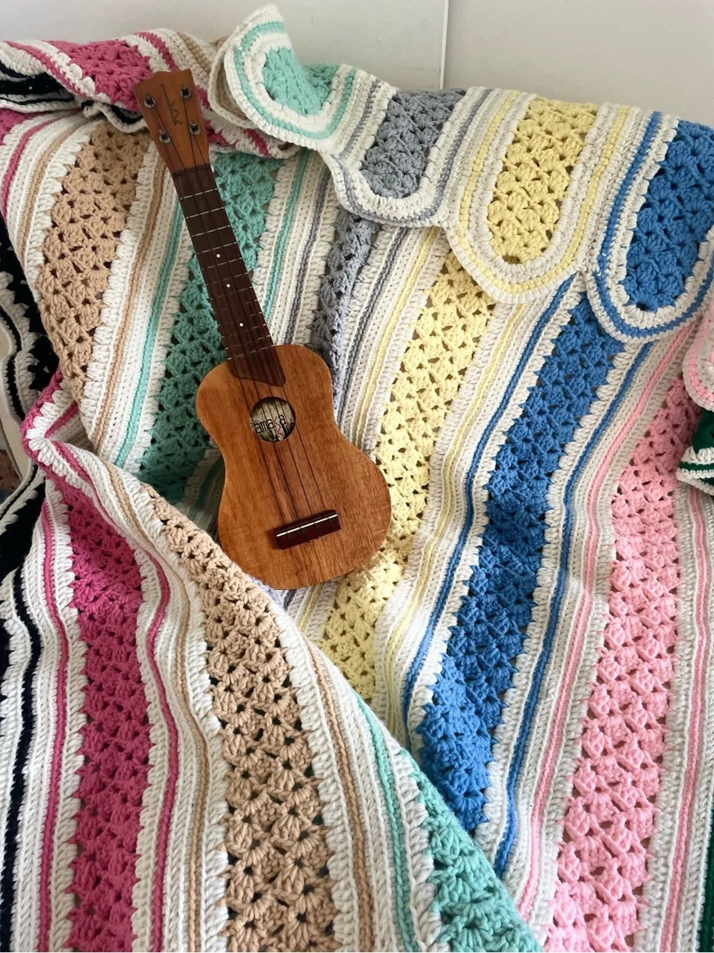 VTG Grannycore handmade knit crochet throw blanket pastel